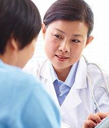 A female doctor counsels a patient